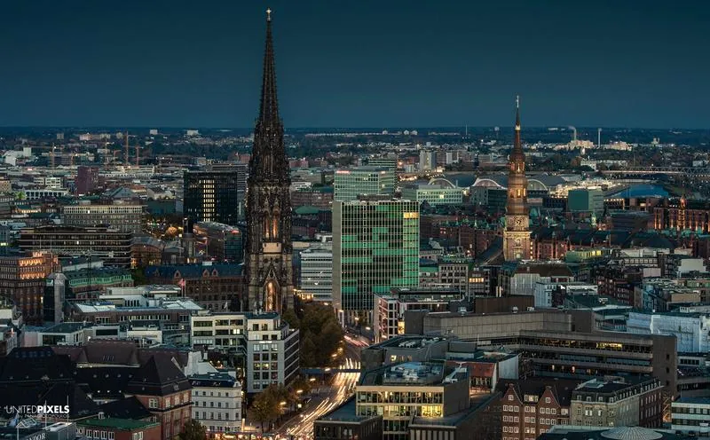 Hamburg skyline at night — Nikolaikirche — © Athanasios Panagiotopoulos