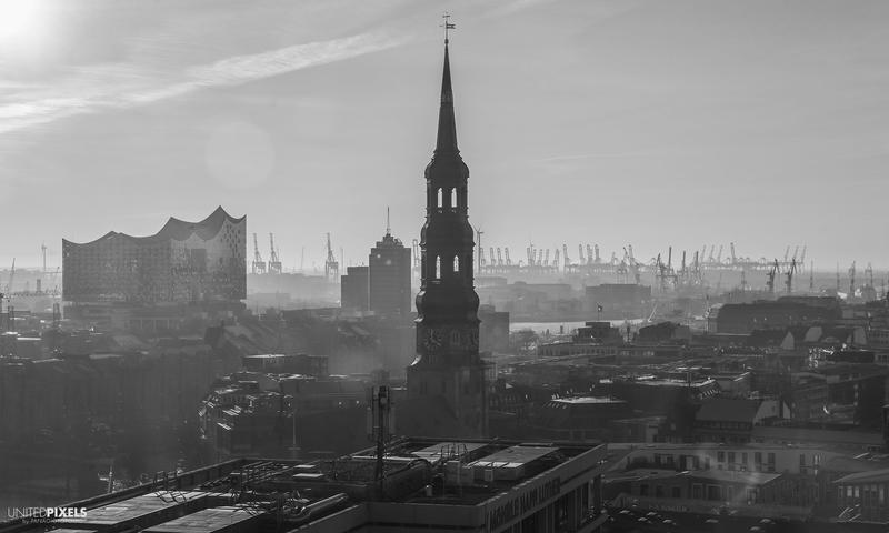 Hamburg skyline black and white — Michel — © Athanasios Panagiotopoulos